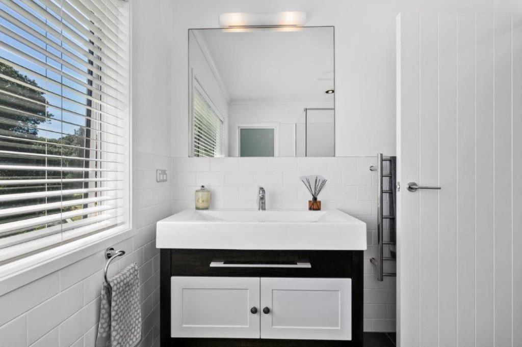 Stunning Tranquil Home With Green Space Views Mount Maunganui Exterior foto